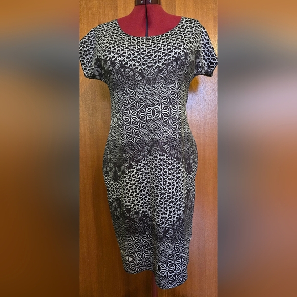 Unknown | Elegant Reversible Patterned Dress, Ptp 20'' to 25'' - Picture 3 of 13